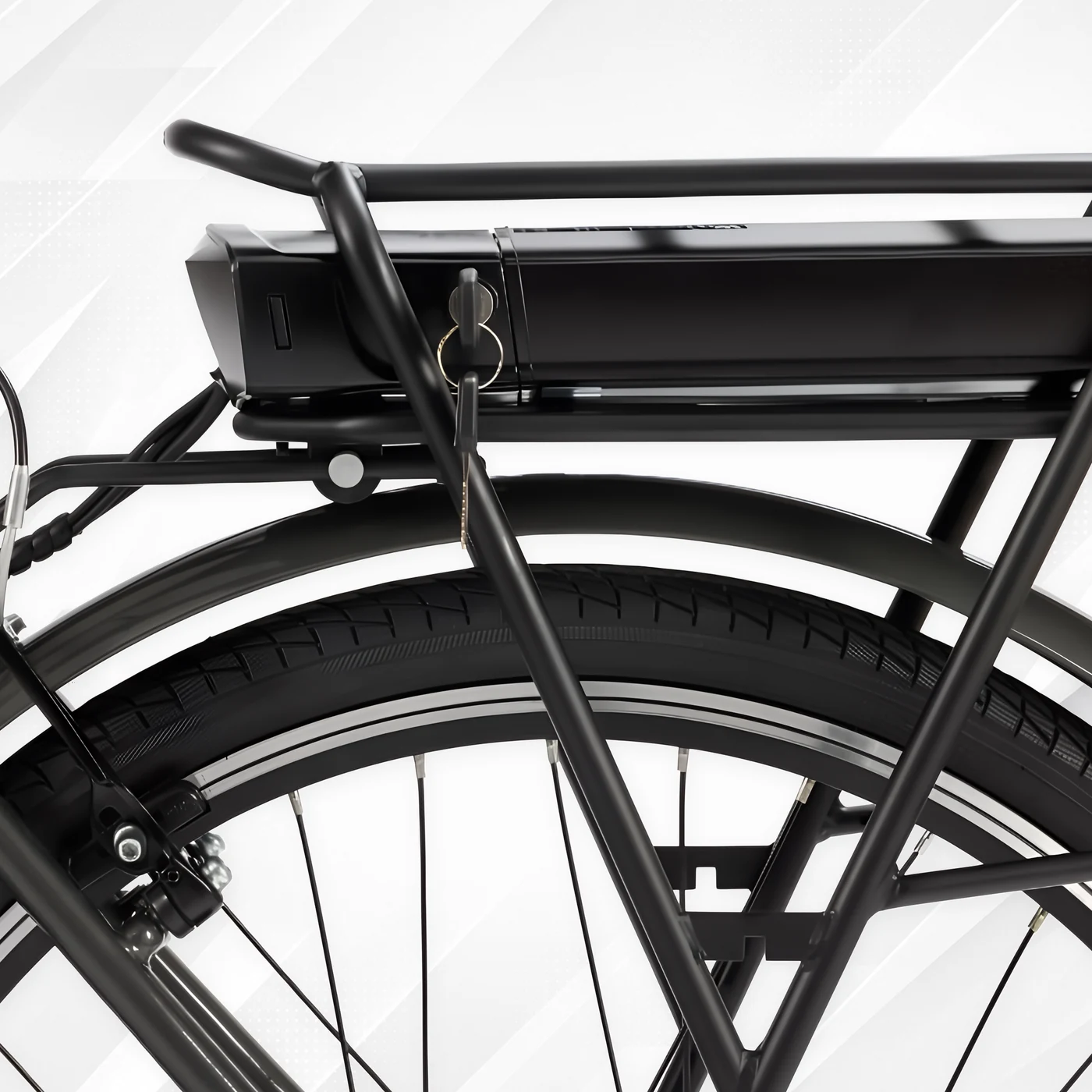 Dettaglio della batteria removibile Nilox sotto il portapacchi con serratura, ruota e V-Brake posteriore