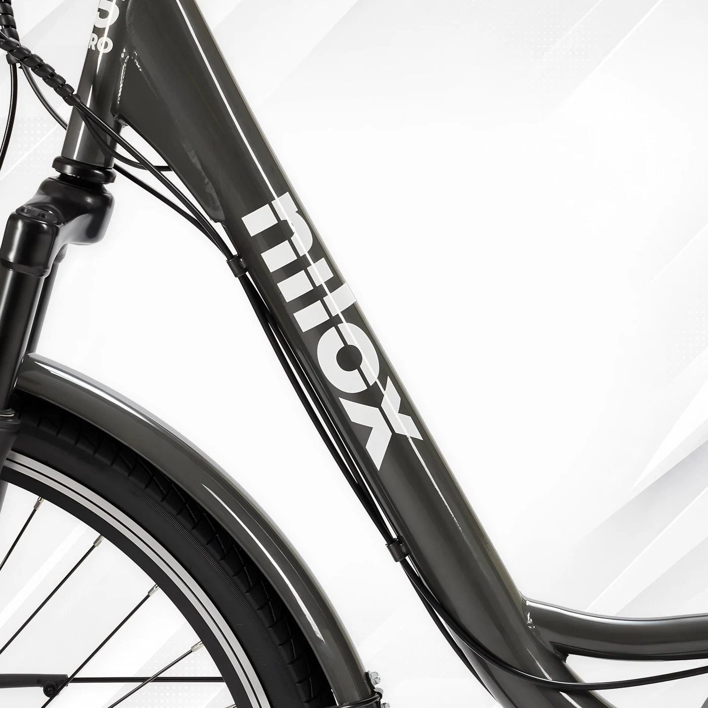 Dettaglio del tubo obliquo curvo, del logo Nilox, della forcella e dei cavi della Nilox J5 Pro