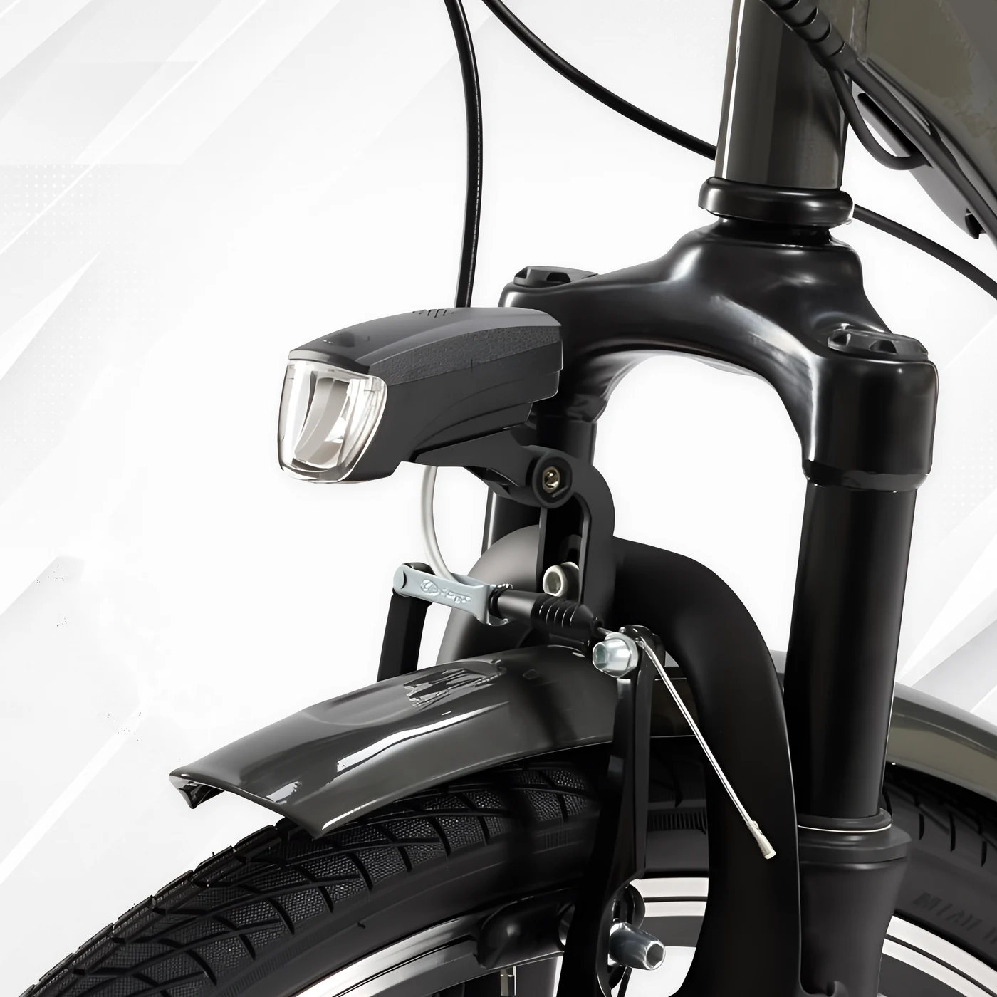 Dettaglio del fanale anteriore, della forcella ammortizzata, del parafango e del freno V-Brake della Nilox J5 Pro