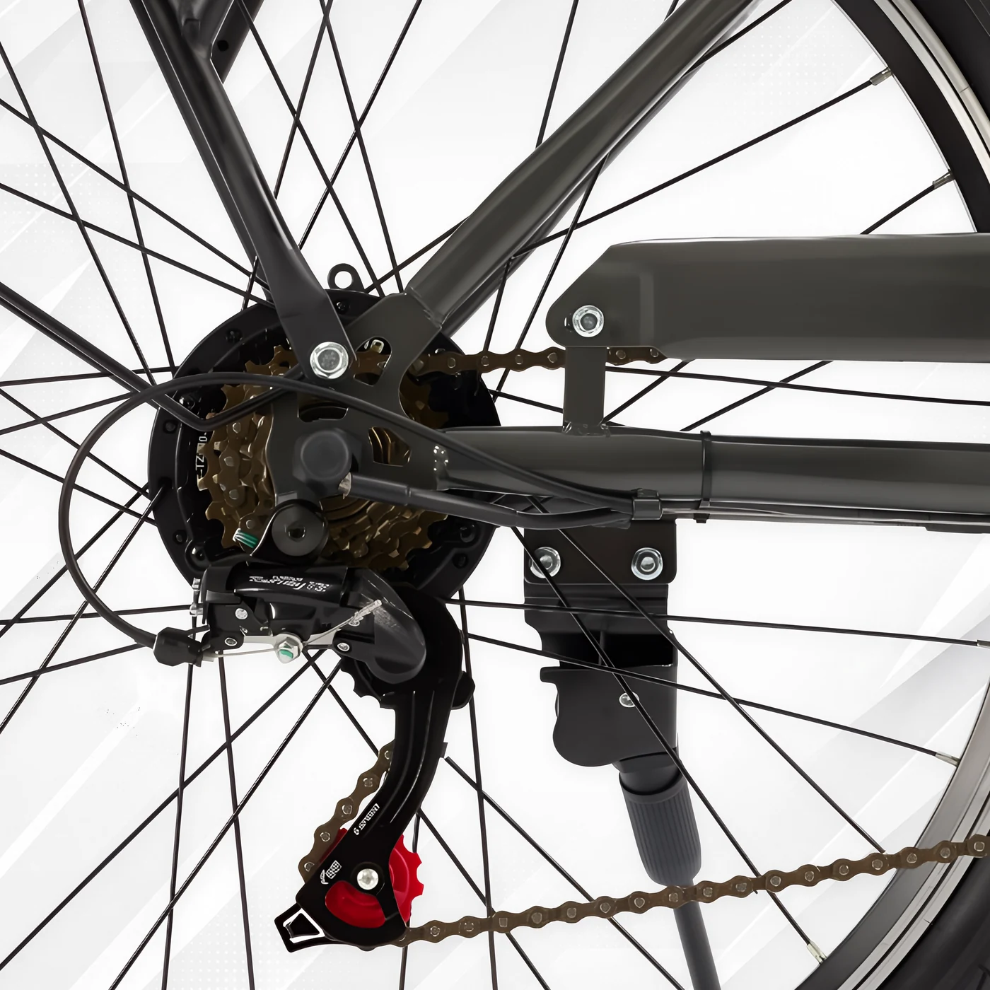 Dettaglio del motore nel mozzo posteriore, dei sei pignoni, del deragliatore e della catena della Nilox J5 Pro