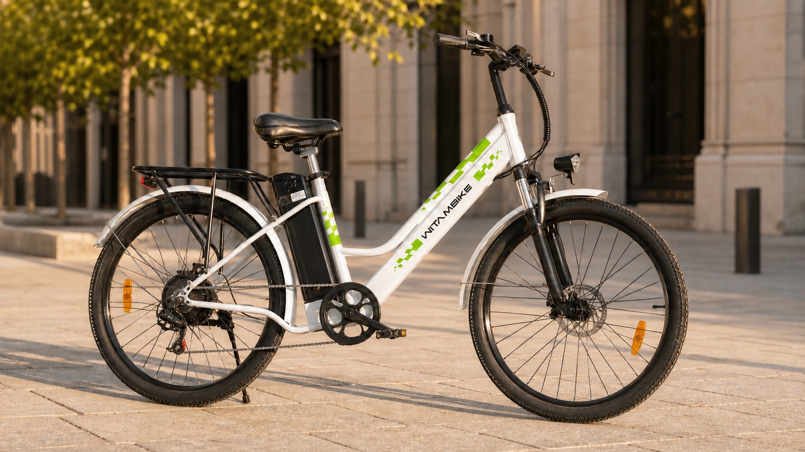 WITAMBIKE C26 bianca vista lateralmente con telaio basso, batteria removibile, portapacchi e ruote da 26 pollici